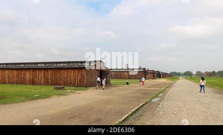 Auschwitz, Polonia - 30 luglio 2018: Una fila di caserme nel campo di concentramento di Auschwitz Birkenau, Polonia Foto Stock