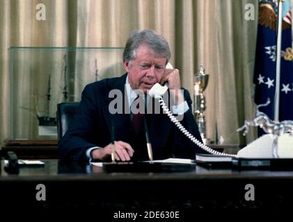 Jimmy carter al telefono nell'ufficio ovale ca. 20 novembre 1978 Foto Stock