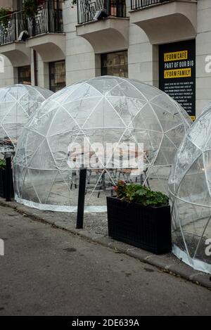 Il ristorante propone la "bolla spaziale" per cene all'aperto durante il Covid-19. Foto Stock