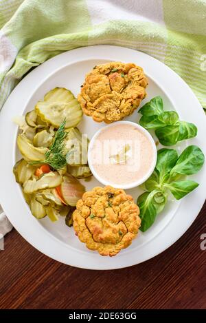 Piatto di muffin vegetali vegani con salsa chili-mayo leggera e insalata di sottaceti di cetrioli, luce naturale Foto Stock
