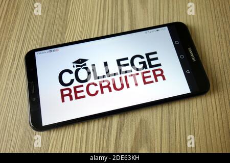 KONSKIE, POLONIA - 04 novembre 2020: Logo College Recruiter sul telefono cellulare Foto Stock