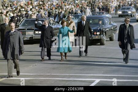 Il presidente Jimmy carter e Rosalynn carter camminano lungo Pennsylvania Avenue durante l'inaugurazione. CA. 20 gennaio 1977 Foto Stock