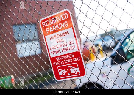 Philadelphia, Pennsylvania, Stati Uniti. 29 Nov 2020. Un cartello presso il garage del Four Seasons Total Landscaping, il luogo di una conferenza stampa di Rudy Giuliani. Credit: Christopher Evens/ZUMA Wire/Alamy Live News Foto Stock