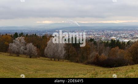 Città Ceske Budejovice dalla collina Dubicne con alberi d'autunno congelati e cielo sovrastato. repubblica Ceca Foto Stock