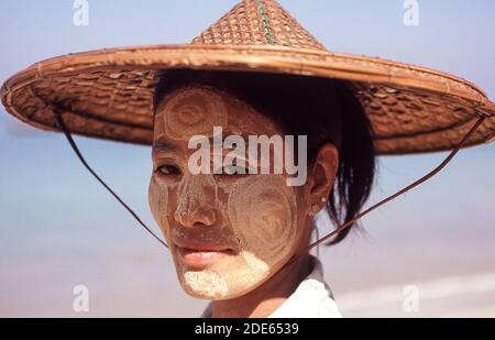 24.02.2008, Thandwe, Rakhine state, Myanmar, Asia - Ritratto di una giovane donna locale sulla spiaggia di Ngapali che ha applicato la pasta di Thanaka sul suo viso. Foto Stock