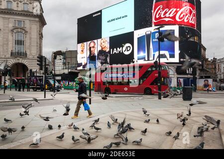 23 novembre 2020, un Piccadilly Circus vuoto, nel centro di Londra, durante la seconda chiusura nazionale del Covid 19 del 2020 Foto Stock