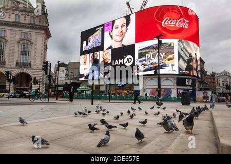 23 novembre 2020, un Piccadilly Circus vuoto, nel centro di Londra, durante la seconda chiusura nazionale del Covid 19 del 2020 Foto Stock