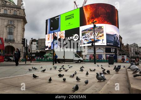 23 novembre 2020, un Piccadilly Circus vuoto, nel centro di Londra, durante la seconda chiusura nazionale del Covid 19 del 2020 Foto Stock