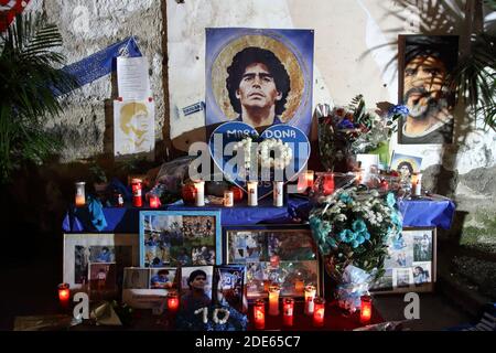 Napoli, Italia. 27 Nov 2020. (11/27/2020) tre giorni dopo la morte di Maradona, avvenuta il 25 novembre in Argentina, in ogni angolo della città si vive ancora il lutto per la perdita di un amato che ha onorato la città e la squadra di calcio in ogni parte del mondo. (Foto di Pasquale Senatore/Pacific Press/Sipa USA) Credit: Sipa USA/Alamy Live News Foto Stock