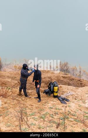 Bagnino in muta per lavorare sott'acqua Foto Stock