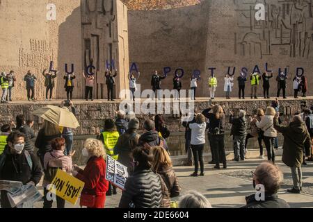 La marea blanca ha marciato questa domenica da Nettuno a Colón per dire 'abbastanza! Alla gestione sanitaria caotica e sconsiderata del governo di Isabe Foto Stock