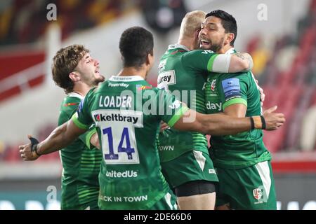 LONDRA, INGHILTERRA. 29 NOVEMBRE il centro irlandese di Londra Curtis Rona festeggia la sua prova durante la partita della Gallagher Premiership tra London Irish e Leicester Tigers al Brentford Community Stadium di Brentford, Londra, domenica 29 novembre 2020. (Credit: Jon Bromley | MI News) Credit: MI News & Sport /Alamy Live News Foto Stock