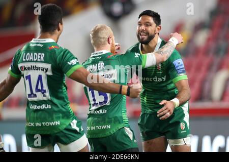 LONDRA, INGHILTERRA. 29 NOVEMBRE il centro irlandese di Londra Curtis Rona festeggia la sua prova durante la partita della Gallagher Premiership tra London Irish e Leicester Tigers al Brentford Community Stadium di Brentford, Londra, domenica 29 novembre 2020. (Credit: Jon Bromley | MI News) Credit: MI News & Sport /Alamy Live News Foto Stock