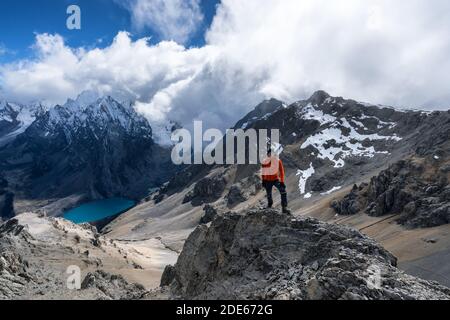 Escursioni nella catena montuosa della Cordillera Huayhuash in Perù Foto Stock