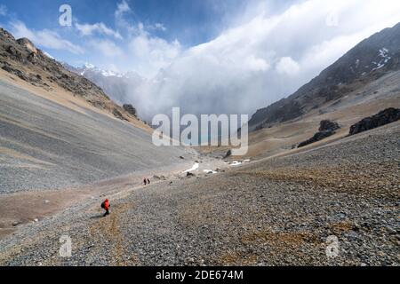 Escursioni nella catena montuosa della Cordillera Huayhuash in Perù Foto Stock