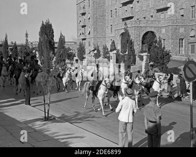 Storia del Medio Oriente - disordini in Palestina 1936. Out-riders guardia di cavalli che scortano Royal Commission sul loro viaggio ufficiale alla casa di governo Foto Stock