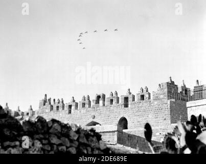 Didascalia originale: Dimostrazioni arabe il 13 e 27 1933 ottobre. A Gerusalemme e Giaffa. R.A.F. Aerei sopra i bastioni di Gerusalemme. Per mettere in guardia la popolazione contro ogni ulteriore tentativo di violenza - Località: Gerusalemme ca. 1933 Foto Stock