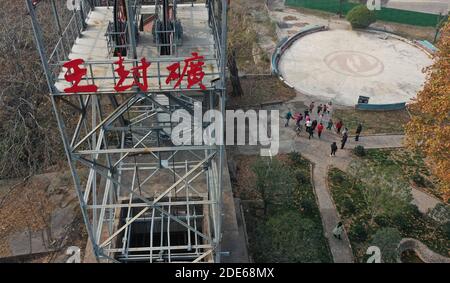 Jiaozuo. 29 Nov 2020. La foto aerea del 29 novembre 2020 mostra i turisti che visitano la miniera di Wangfeng nel distretto di Zhongzhan nella città di Jiaozuo, nella provincia di Henan, nella Cina centrale. La miniera di Wangfeng, situata nel distretto di Zhongzhan nella città di Jiaozuo, è stata sfruttata nel 1919 e ha una storia di oltre 100 anni. Negli ultimi anni, le autorità locali hanno trasformato la miniera secolare in un parco turistico e culturale con elementi industriali per sfruttare appieno le reliquie industriali. Credit: Feng Xiaomin/Xinhua/Alamy Live News Foto Stock