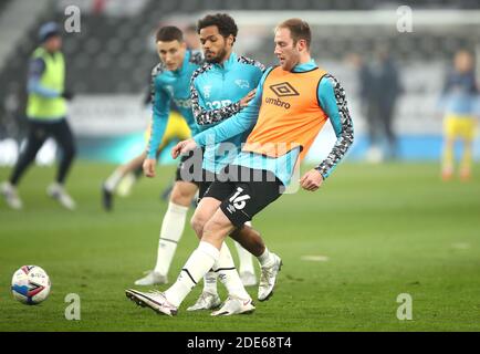 Matt Clarke della contea di Derby (a destra) e Duane Holmes si riscaldano prima della partita del campionato Sky Bet al Pride Park, Derby. Foto Stock