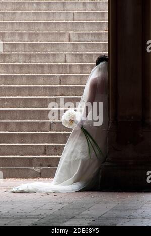 Sposa appoggiata contro la parete di Central Park. Foto Stock