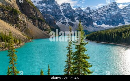 Lago Moraine bellissimo paesaggio in estate al primo autunno giorno di sole mattina. Scintillante acqua turchese, innevata Valle delle dieci vette. Banf Foto Stock