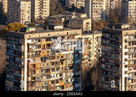 Tbilisi, Georgia - 28 novembre 2020: Vista delle zone residenziali di Tbilisi, paesaggio urbano Foto Stock