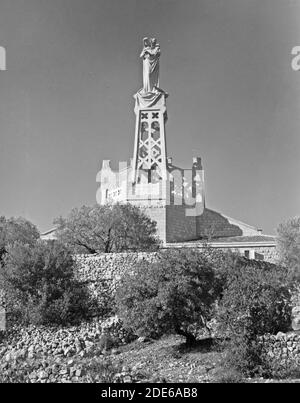 Storia del Medio Oriente - Chiesa dell'apparizione a Deir el Azhar ad Abu Ghosh. Statua della Vergine e Gesù Bambino primo piano] Foto Stock