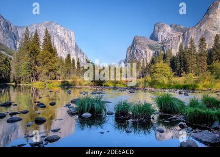 La montagna El Capitan e le cascate Bridalveil da Gates of the Valley nello Yosemite National Park, California, USA Foto Stock