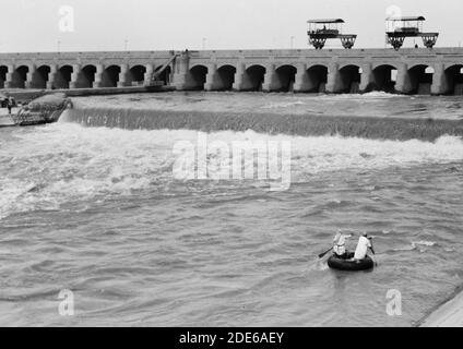 Titolo originale: Iraq. Hindiah Barrage. Circa 48 miglia S.E. di Baghdad. Vista frontale che mostra i ladri di pesce nel loro ghuffa - Ubicazione: Iraq--al-Hindiah ca. 1932 Foto Stock