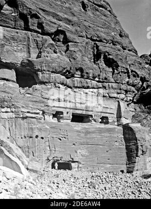 Storia del Medio Oriente - Petra (Wadi Musa). Area di El-Habis. La tomba incompiuta. Mostrare il metodo di iniziare dall'alto e di lavorare verso il basso. El-Habis Foto Stock