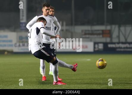 La Borna Barisic di Rangers segna il terzo gol della partita da un calcio di punizione durante la partita della Premier League scozzese al Fir Park di Falkirk. Foto Stock