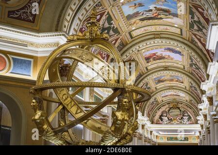 La spettacolare sfera armillare dorata e il soffitto affrescato della lobby del Venetian Hotel collegano l'area ricevimento al casino' e ai negozi, Las VE Foto Stock