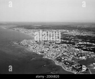 Storia del Medio Oriente - Vista aerea della Palestina. Fiume Jaffa Auji e Fiera di Levant. Linea costiera Jaffa-Tel Aviv. Guardando N.E. mostrando Jaffa promontorio che si aggetta in mare Foto Stock