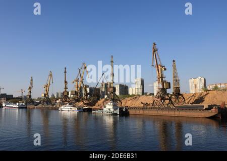 Porto di carico sul fiume Mosca in primavera Foto Stock