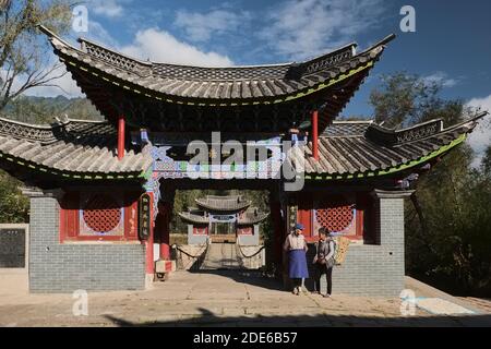 2 donne in piedi di fronte al Ponte Arcobaleno di ferro a Stone Drum Town, Shigu Town, Shangri-la, Cina Foto Stock