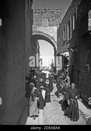 Didascalia originale: Stazioni della Croce e del Rosario - posizione: Gerusalemme ca. 1898-1946 Foto Stock