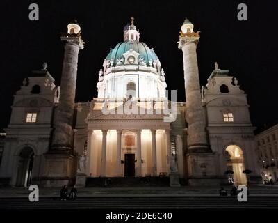 Karlskirche, Vienna, Austria è una chiesa barocca situata sul lato sud di Karlsplatz a Vienna, Austria. 16 ottobre 2020 Foto Stock