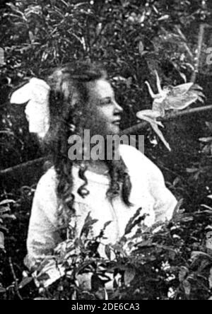 Frances Griffiths e la fata che salpava presa da sua cugina Elsie Wright nell'agosto 1920. Foto Stock