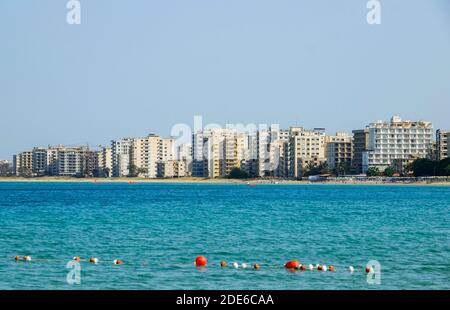 Cipro. Varosha, Famagosta. L'ex villaggio turistico è stato abbandonato nel 1974 ed è ora parte della Cipro settentrionale occupata dai turchi, (TRNC). Foto Stock
