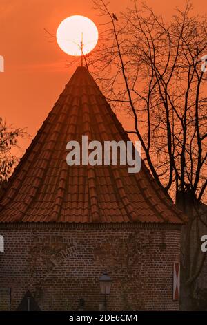 Xanten, NRW, Germania. 29 Nov 2020. Il sole tramonta dietro la torre rotonda medievale, parte delle mura della città nella storica città di Xanten sul fiume Reno, nel Nord Reno-Westfalia, Germania. Credit: Imageplotter/Alamy Live News Foto Stock