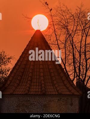 Xanten, NRW, Germania. 29 Nov 2020. Il sole tramonta dietro la torre rotonda medievale, parte delle mura della città nella storica città di Xanten sul fiume Reno, nel Nord Reno-Westfalia, Germania. Credit: Imageplotter/Alamy Live News Foto Stock