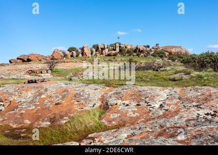 Formazioni di granito roccioso di Tcharkuldu, rocce erose e approvvigionamento idrico per le persone aborigene. Parco nazionale di Gawler Ranges, penisola di Eyre, Sud Australe Foto Stock