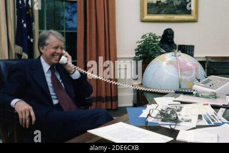 Jimmy carter al telefono nell'ufficio ovale ca. 18 aprile 1978 Foto Stock