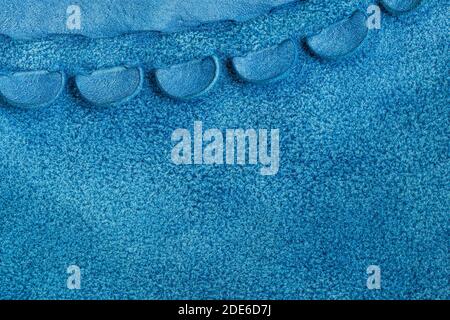 Cucitura a mano della borsetta in pelle di hipster, tessuto in pelle blu. Concetto di fabbricazione di accessori, mobili Foto Stock