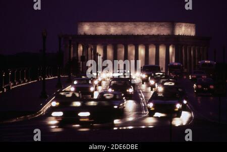 Guardando verso est sul Memorial Bridge durante il traffico serale dell'ora di punta. Lincoln Memorial in background ca. 1973 Foto Stock