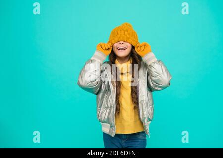 divertente bambino in giacca e maglieria in argento gonfie ottenere caldo in inverno pronto per attività in vacanza, divertendosi. Foto Stock