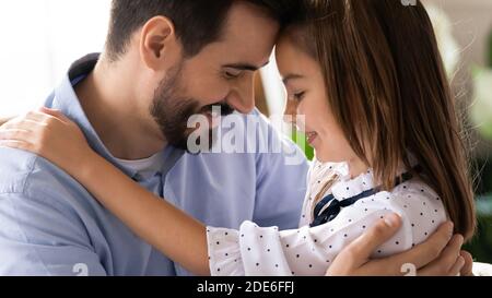 Felice padre caucasico e piccola figlia abbracciare Foto Stock