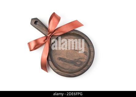 Bel piatto di legno a forma di padella con prua su fondo bianco. Foto Stock