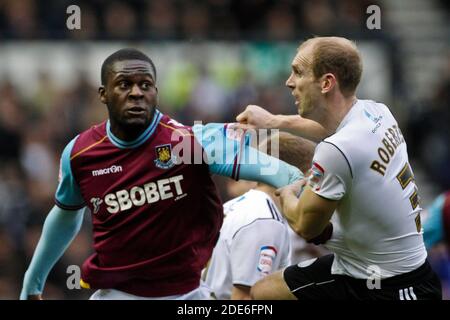 Derby, Regno Unito. 31 dicembre 2011. Gareth ROBERTS della contea di Derby tira la manica di Papa BOUBA DIOP di West Ham United durante la partita di Npower Championship tra Derby County e West Ham United a Pride Park Credit: Action Plus Sports/Alamy Live News Foto Stock