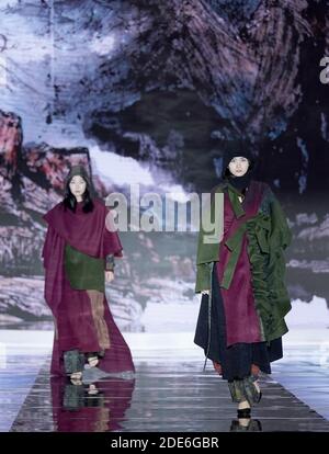 Qingdao, la provincia cinese di Shandong. 29 Nov 2020. Modelli presenti le creazioni del designer cinese Zhang Zhaoda a Qingdao, Provincia di Shandong della Cina orientale, 29 novembre 2020. Credit: Chen Jianli/Xinhua/Alamy Live News Foto Stock